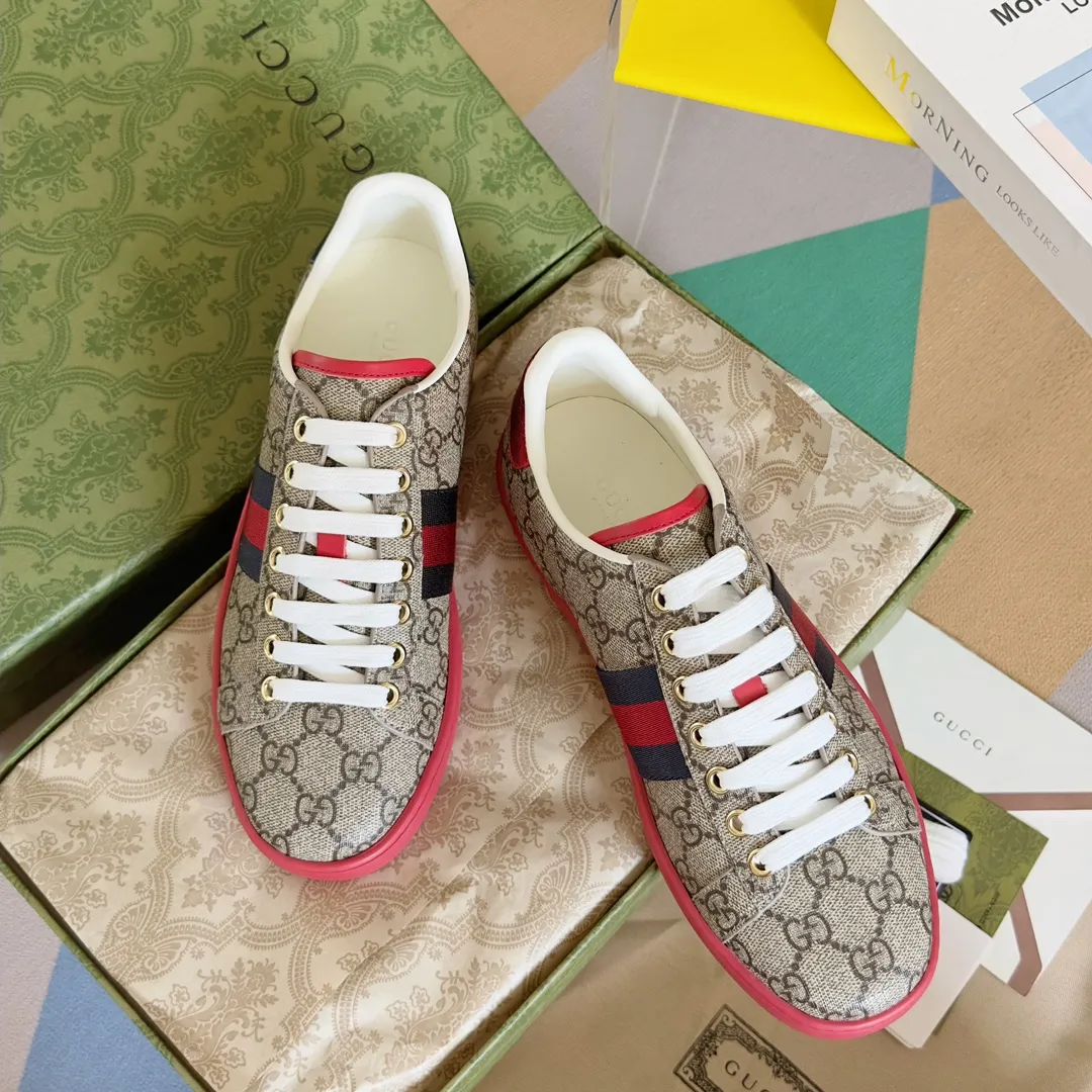 👟👟Ex-factory price 540👟👟 Men's size +10 Top version: Gucci G family classic Ace series Embroidery Little Bee White Shoes Couple Style Ribbon Love Casual Sports Shoes Sneakers Original Purchase Development Production This brand's classic low-top sports shoes interweave golden embroidered bees with red and green webbing. The bee is a classic element of the brand. It appeared in the Gucci ready-to-wear series in the 1970s. Exquisite packaging at the delivery counter🛍📦 ▪️Fabrics: Original custom imported first-layer cowhide ▪️Foots: Original custom cowhide lining ▪️Sole: Original open-molded rubber non-slip material ▪️Sole thickness: 2.5CM ▪️Size: Women's 34-41 (customized 34/41) ▪️Size: Men's 38-46 (38/46 customized)
